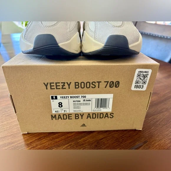 Yeezy Boost 700 Analog - Picture 7 of 10